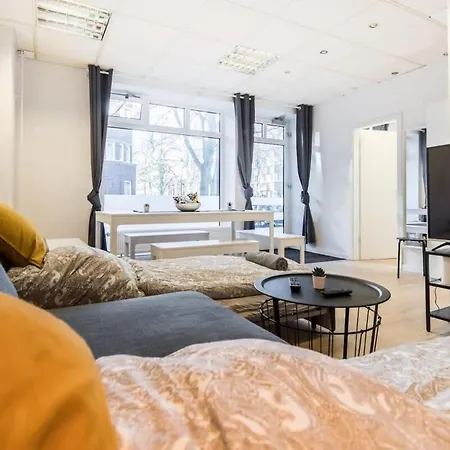 Spacious Two Br Close To Stadtpark And Street Parking