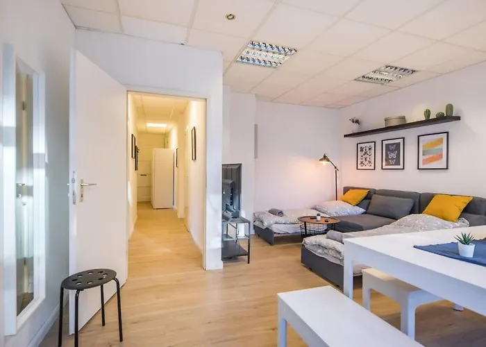 Spacious Two Br Close To Stadtpark And Street Parking Apartament
