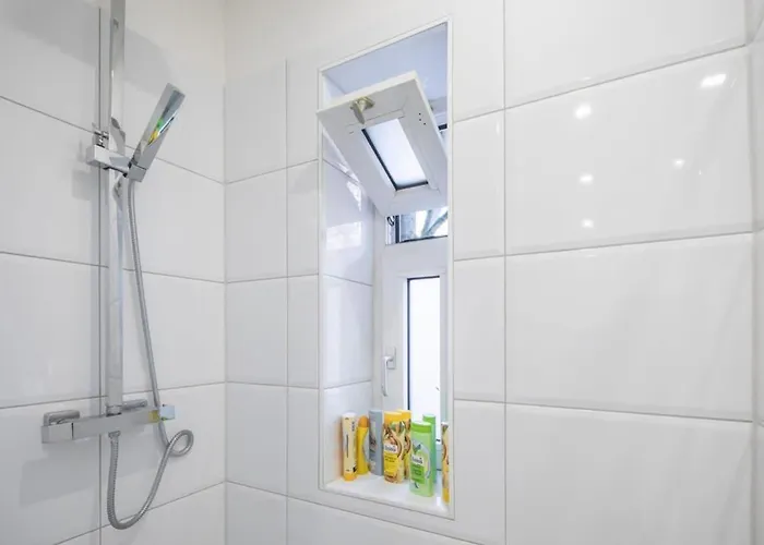 Spacious Two Br Close To Stadtpark And Street Parking *