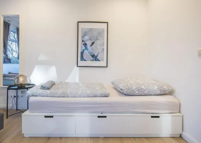 Spacious Two Br Close To Stadtpark And Street Parking *